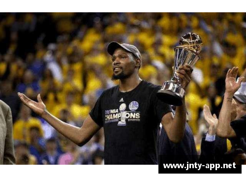 勇士主教练凯文·杜兰特宣布13年NBA生涯画上句号，球迷泪洒球场